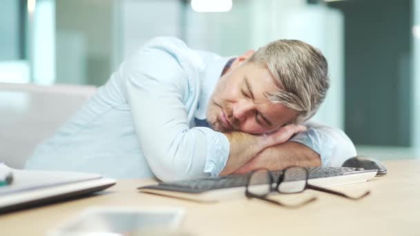 Εξαντλημένος Ώριμος Υπάλληλος Γραφείου Υπάλληλος Γραφείου Που Κοιμάται Στη Δουλειά — Αρχείο Βίντεο