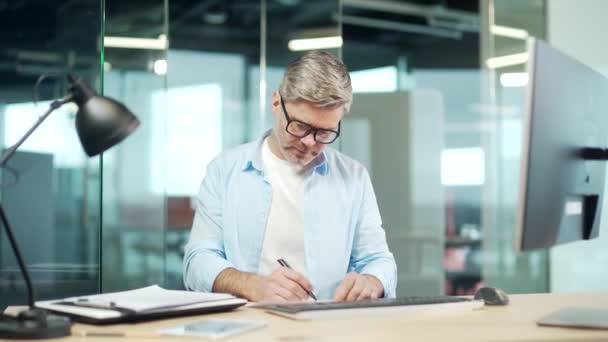 Tristeza Trabalhador Escritório Cansado Empresário Empregado Homem Negócios Sem Inspiração — Vídeo de Stock