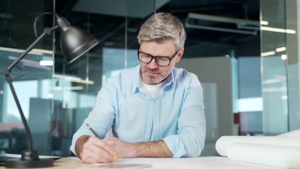 Retrato Hombre Barbudo Pelo Gris Maduro Diseñador Creativo Arquitecto Ingeniero — Vídeo de stock