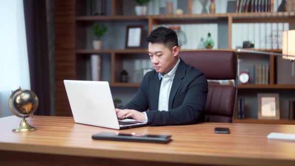 Asian Business Man Lawyer Working Using Laptop Computer Modern Office — Stockvideo