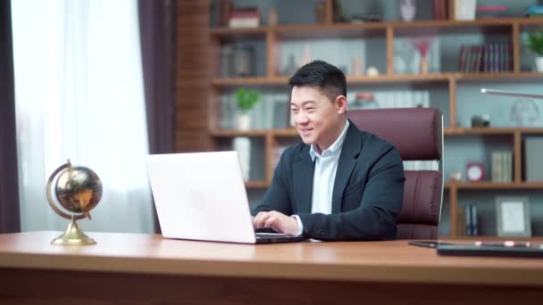 Asian Business Man Lawyer Working Using Laptop Computer Modern Office — Vídeo de Stock