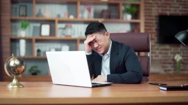 Dissatisfied Results Businessman Looking Laptop Computer Screen Office Angry Middle — Vídeo de Stock