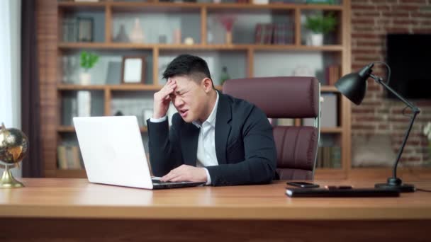 Frustrated Asian Business Man Working Computer Fail Sitting Working Desk — Vídeo de Stock