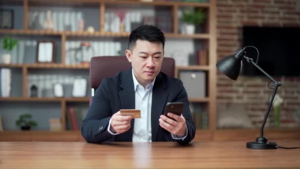 Asian Business Man Shopping Online Pays Credit Card Using Mobile — Stok video