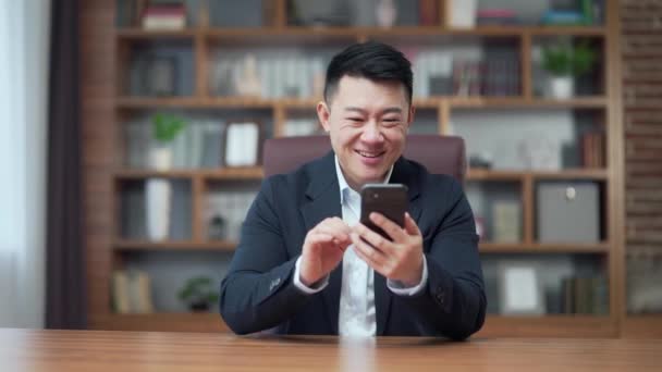 Excited Asian Business Man Hold Smartphone Overjoyed Businessman Ceo Executive — Video Stock