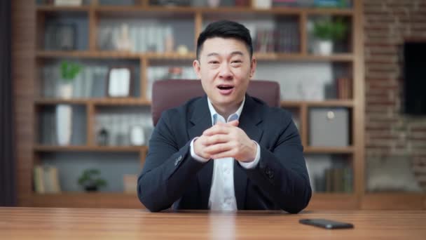 Portrait Asian Business Man Employee Looking Camera Webcam Talking Having — ストック動画