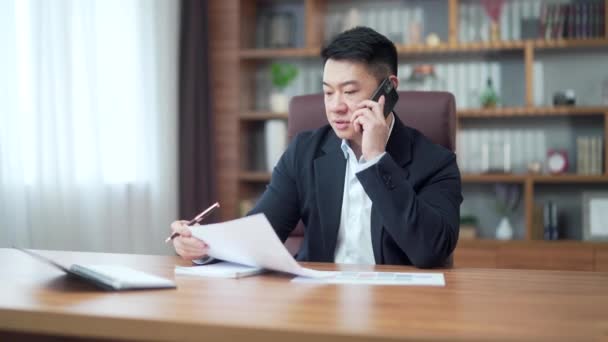 Asian Lawyer Business Man Working Paperwork Documents Talking Phone Busy — 图库视频影像
