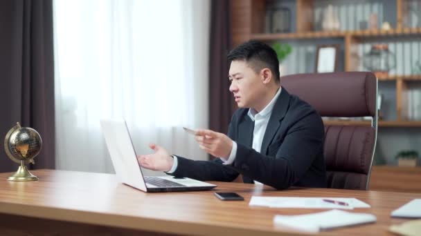 Asian Businessman Dokonywania Płatności Online Awarii Laptopie Komputera Biurze Mężczyzna — Wideo stockowe