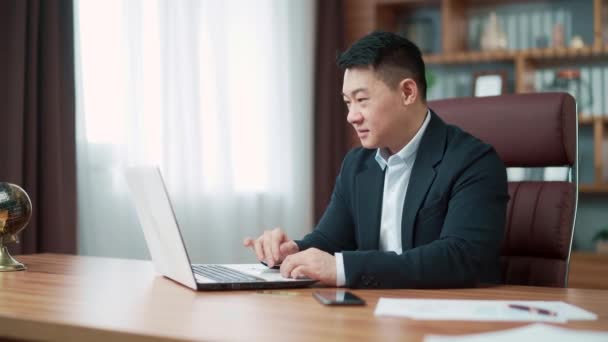 Portrait Happy Asian Business Man Suit Sitting Computer Desk Looking — Video