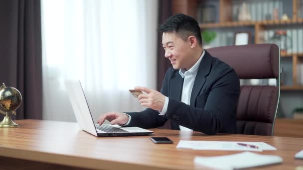 Happy Asian Business Man Shopping Online Customer Paying Bank Credit — 图库视频影像