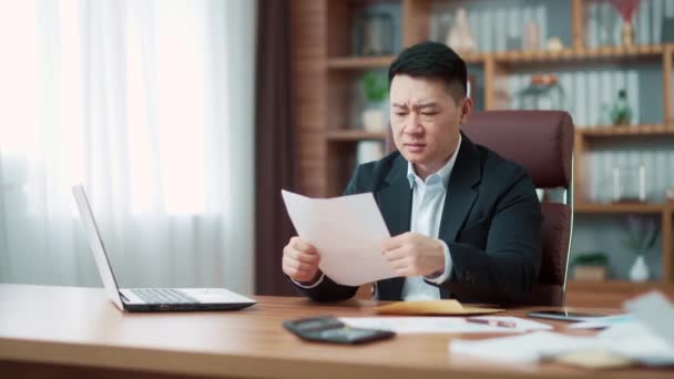 Worried Entrepreneur Working Reading Letter Bad News Shocked Frustrated Business — Stock Video
