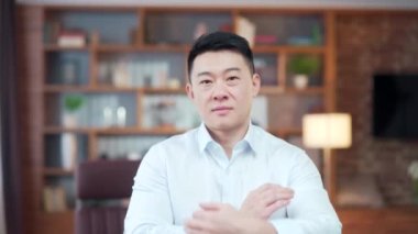 Mutlu gülümseyen Asyalı erkek öğretmen, iş adamı, okutman, ofis çalışanı, kameraya bakarak kollarını kavuşturdu. Katip, yönetici, ofis çalışanı. Asya