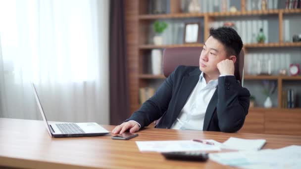 Gelangweilt Sitzt Ein Asiatischer Geschäftsmann Computertisch Und Arbeitet Arbeitsplatz Büro — Stockvideo