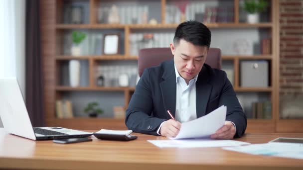 Portré Boldog Ázsiai Férfi Menedzser Üzletember Vagy Könyvelő Dolgozik Dokumentumok — Stock videók