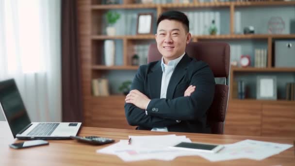 Portrait Happy Asian Business Man Suit Sitting Computer Desk Looking — стоковое видео