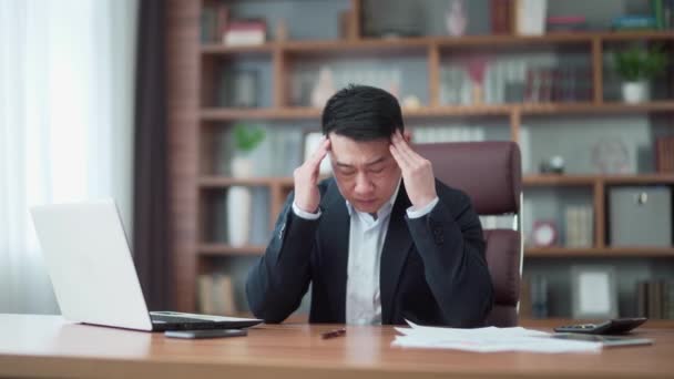Exhausted Overworked Asian Office Worker Sitting Workplace Severe Headache Massaging — 图库视频影像