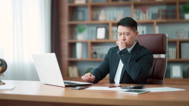 Sick Asian Businessman Coughing Office Workplace Employee Entrepreneur Worker Suit — Vídeos de Stock