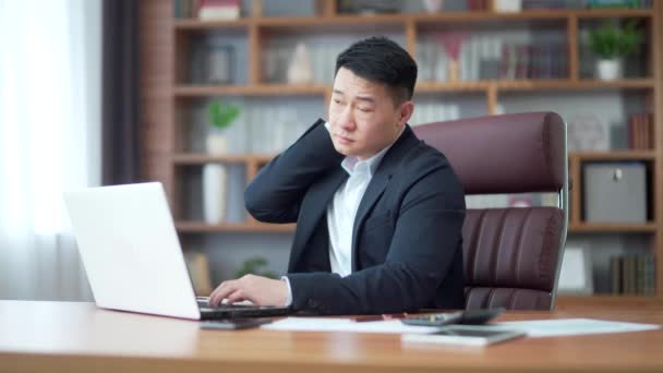 Asian Business Male Employee Pain Muscles Neck Spine Hard Work — Video