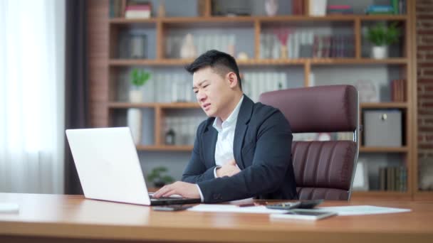 Asian Male Businessman Office Worker Severe Heart Pain Holding Chest — Vídeo de Stock