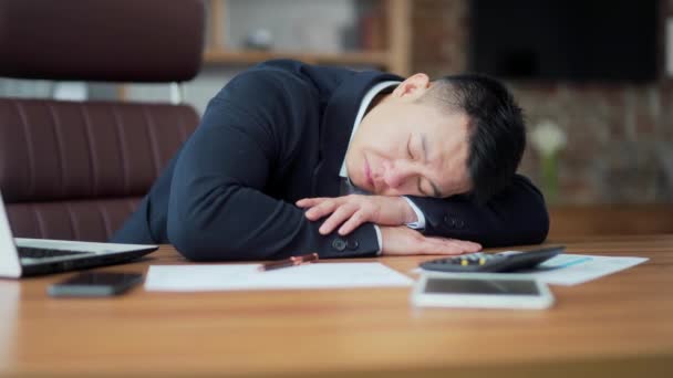 Exhausted Asian Business Man Office Worker Clerk Sleeping Work Exhausted — Wideo stockowe
