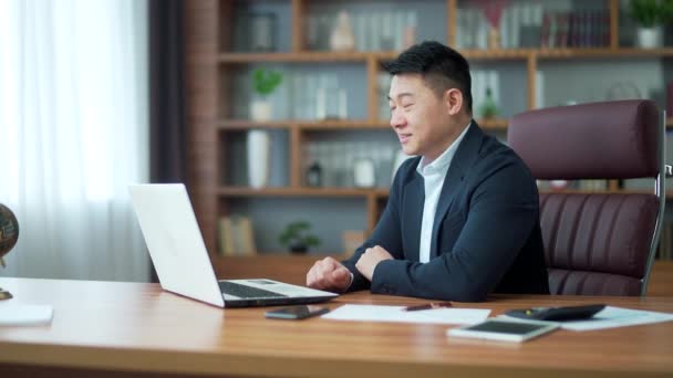 Asian Businessman Communicates Video Call Online Talk Remotely Use Laptop — стоковое видео