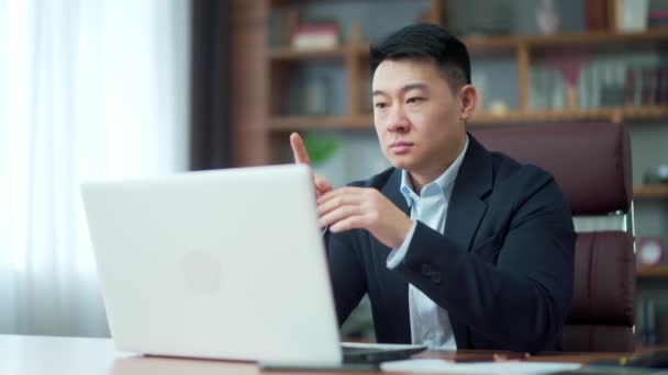 Asian Businessman Communicates Video Call Online Talk Remotely Use Laptop — Stock Video