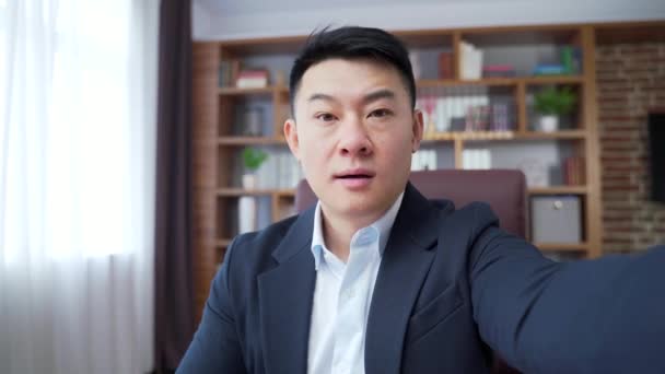 Wściekły Azjatycki Biznesmen Rozmawiający Przez Telefon Smartfonie Przed Kamerą Biurze — Wideo stockowe