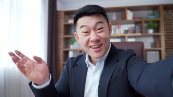 Glücklicher Asiatischer Geschäftsmann Der Auf Abruf Mit Der Smartphone Frontkamera — Stockvideo