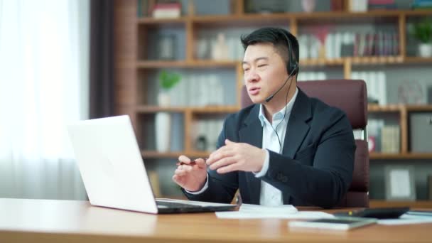 Asian Teacher Consultant Lecturer Suit Holds Online Video Meeting Consultation — Vídeos de Stock