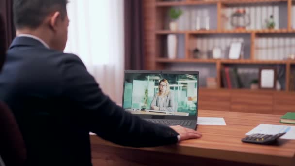 Üzleti Online Video Chat Kolléga Segítségével Laptop Asztalnál Irodában Közelkép — Stock videók