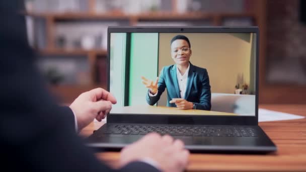 Üzleti Online Video Chat Kolléga Segítségével Laptop Asztalnál Irodában Közelkép — Stock videók