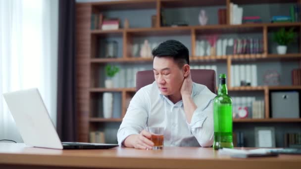 Asian Businessman Drinking Alcohol Work Office Alcoholism Employee Entrepreneur Fails — стоковое видео