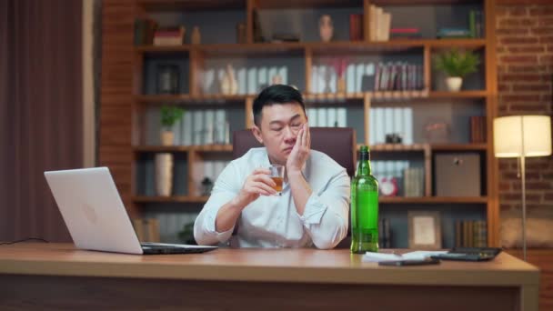 Asian Businessman Drinking Alcohol Work Office Alcoholism Employee Entrepreneur Fails — стоковое видео