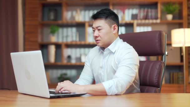 Exhausted Overworked Asian Office Worker Sitting Office Headache Massaging Head — ストック動画