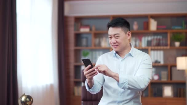 Glückliche Junge Asiatische Angestellte Bedienen Sich Büro Eines Smartphones Zufriedene — Stockvideo