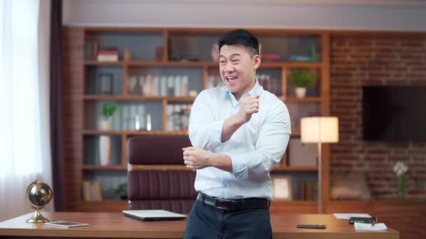 Cheerful Asian Businessman Dancing Office Work Funny Employee Entrepreneur Joyful — Wideo stockowe