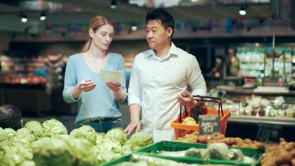 Happy Mixed Race Asian Couple Family Man Woman Choosing Fruits — Stok video