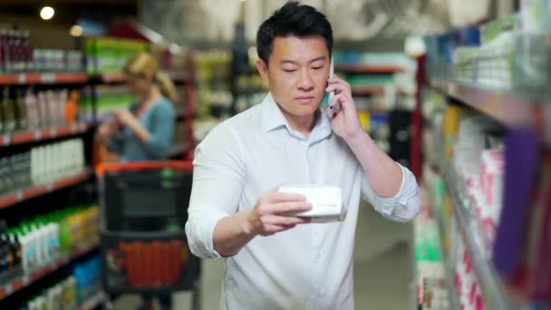 Mladý Asiat Supermarketu Vybírá Produkty Osobní Hygieny Manžel Volá Své — Stock video