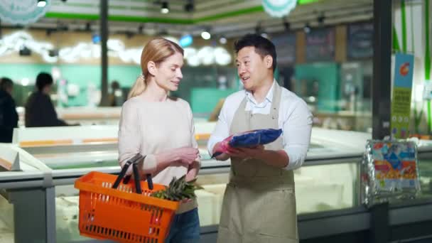 Male Consultant Grocery Store Advises Woman Talking Assistant Seller Vegetable — Stok video