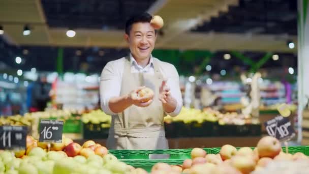 Смішний Зелений Чоловік Кидає Яблуко Робоче Місце Веселий Продавець Продуктовому — стокове відео