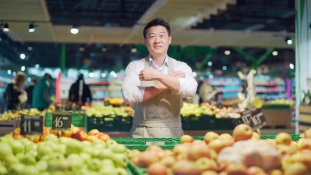 Portret Szczęśliwego Przystojnego Azjatyckiego Sprzedawcy Warzywa Owoce Rynku Lub Sklepie — Wideo stockowe