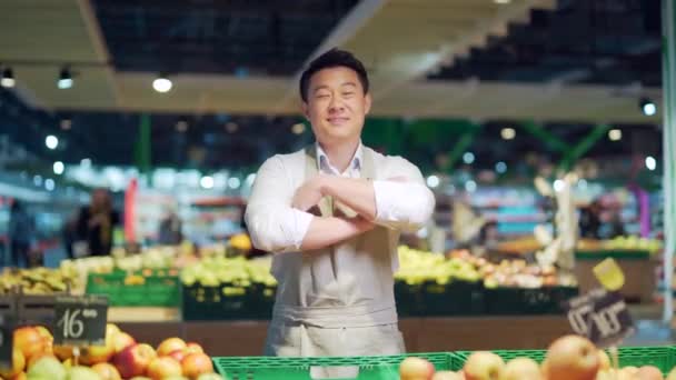 Porträt Eines Gut Aussehenden Asiatischen Verkäufers Gemüse Und Obst Auf — Stockvideo
