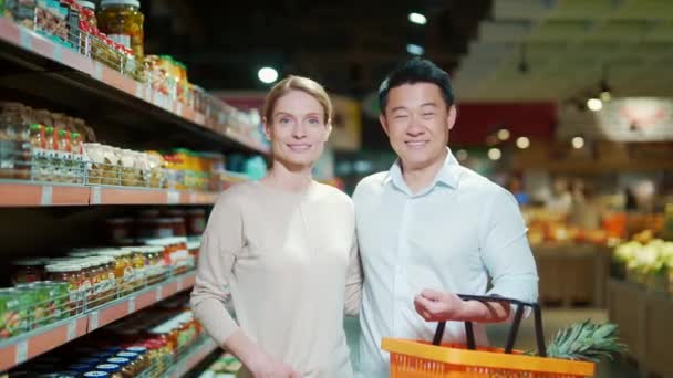 Portrait Happy Asian Couple Consumers Supermarket Shoppers Grocery Store Looking — Vídeo de Stock