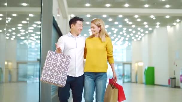 Happy Multiracial Couple Asian Man Caucasian Woman Walking Together Mall — Stockvideo