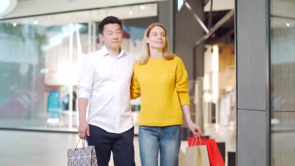Happy Multiracial Couple Asian Man Caucasian Woman Walking Together Mall — Vídeo de Stock