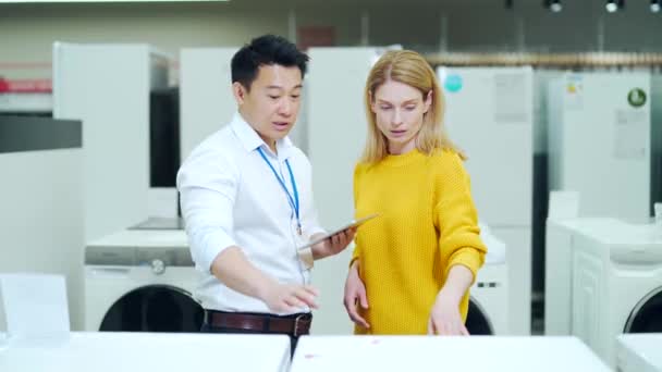 Aziatische Mannelijke Consultant Salesman Geeft Professional Adviseert Vrouwelijke Huishoudapparaat Koper — Stockvideo
