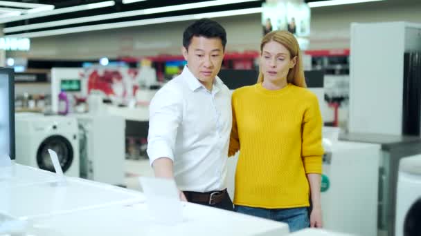 Unhappy Married Couple Disappointed High Price Choosing New Household Appliances — Stock videók
