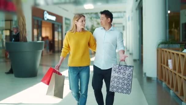 Happy Multiracial Couple Asian Man Caucasian Woman Walking Together Mall — стокове відео