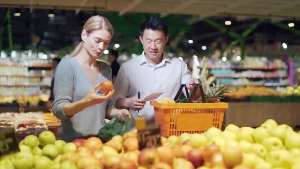 Happy Mixed Race Asian Couple Family Man Woman Choosing Fruits — Stockvideo