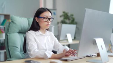 Yorgun, çok çalışan Asyalı ofis çalışanı, iş yerinde oturmuş, kafasına ciddi baş ağrısı masajı yapıyor. Zayıf görüş, yaralı gözler ağrılı kadın çalışan yorgun ağrı stresi sabit bilgisayar